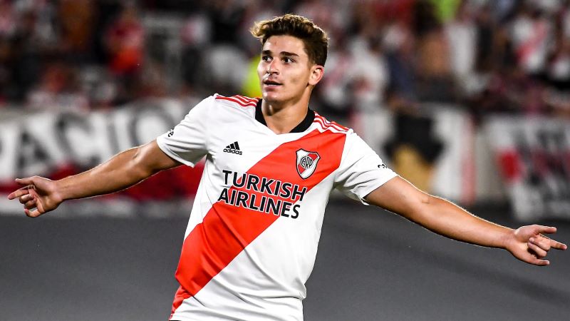 Julian Alvarez thi đấu nổi bật trong màu áo River Plate