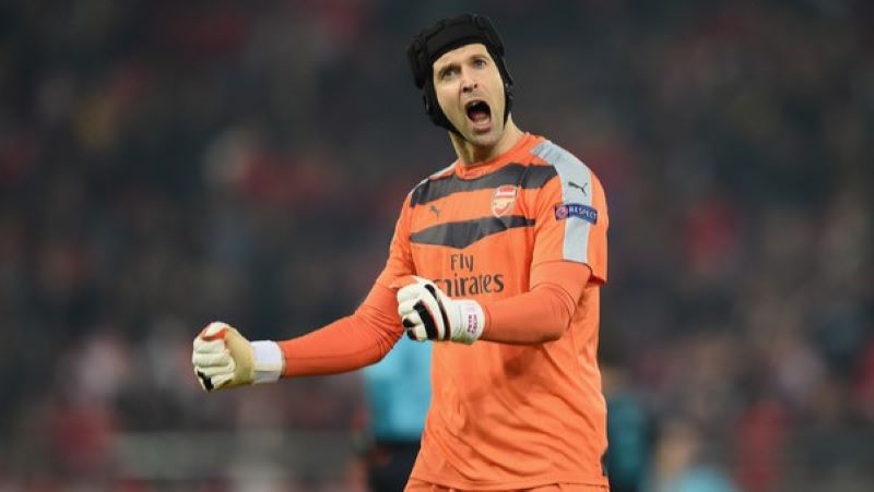 Thủ môn Petr Cech luôn biết cách vượt qua mọi khó khăn