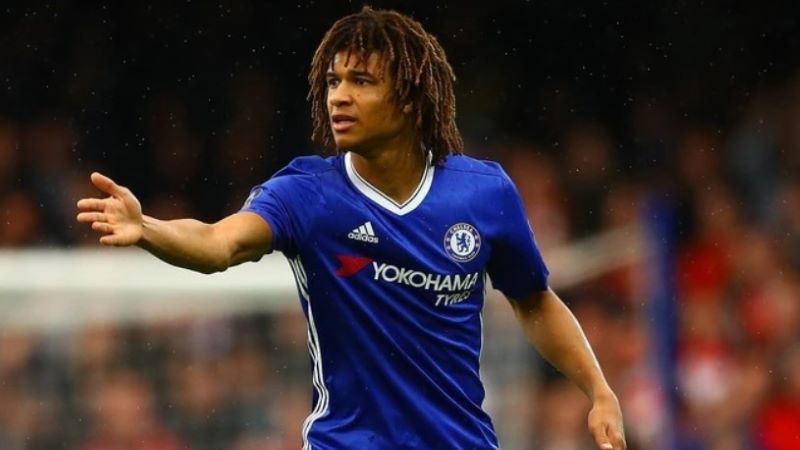 Cầu thủ Nathan Ake đối mặt với nhiều khó khăn khi khoác áo Chelsea