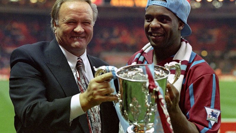 HLV Ron Atkinson có vai trò ấn tượng